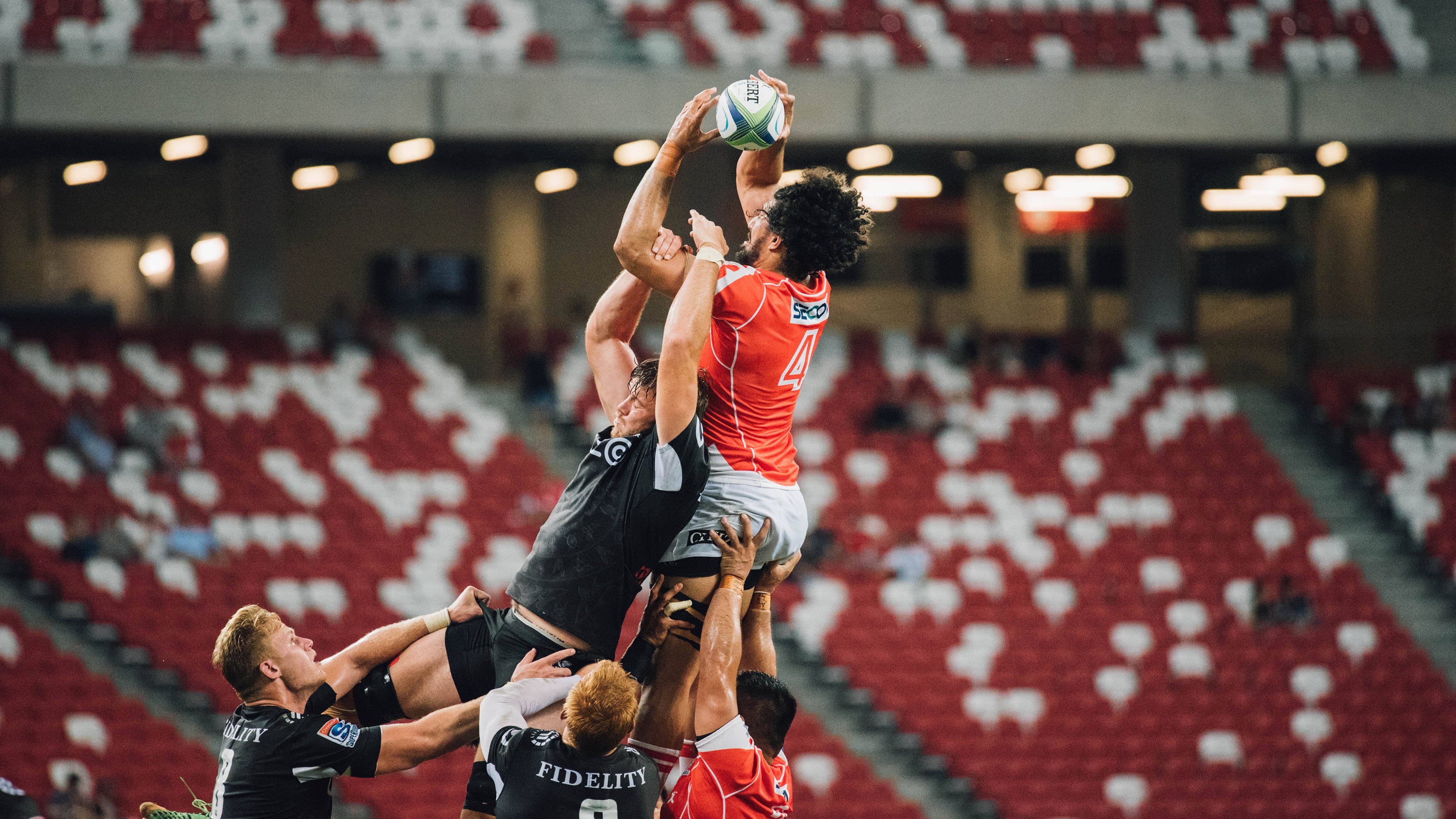 “高新区全民健身馆：短柄墙球选手智慧与体力的双重决斗，见证全新竞技风采”