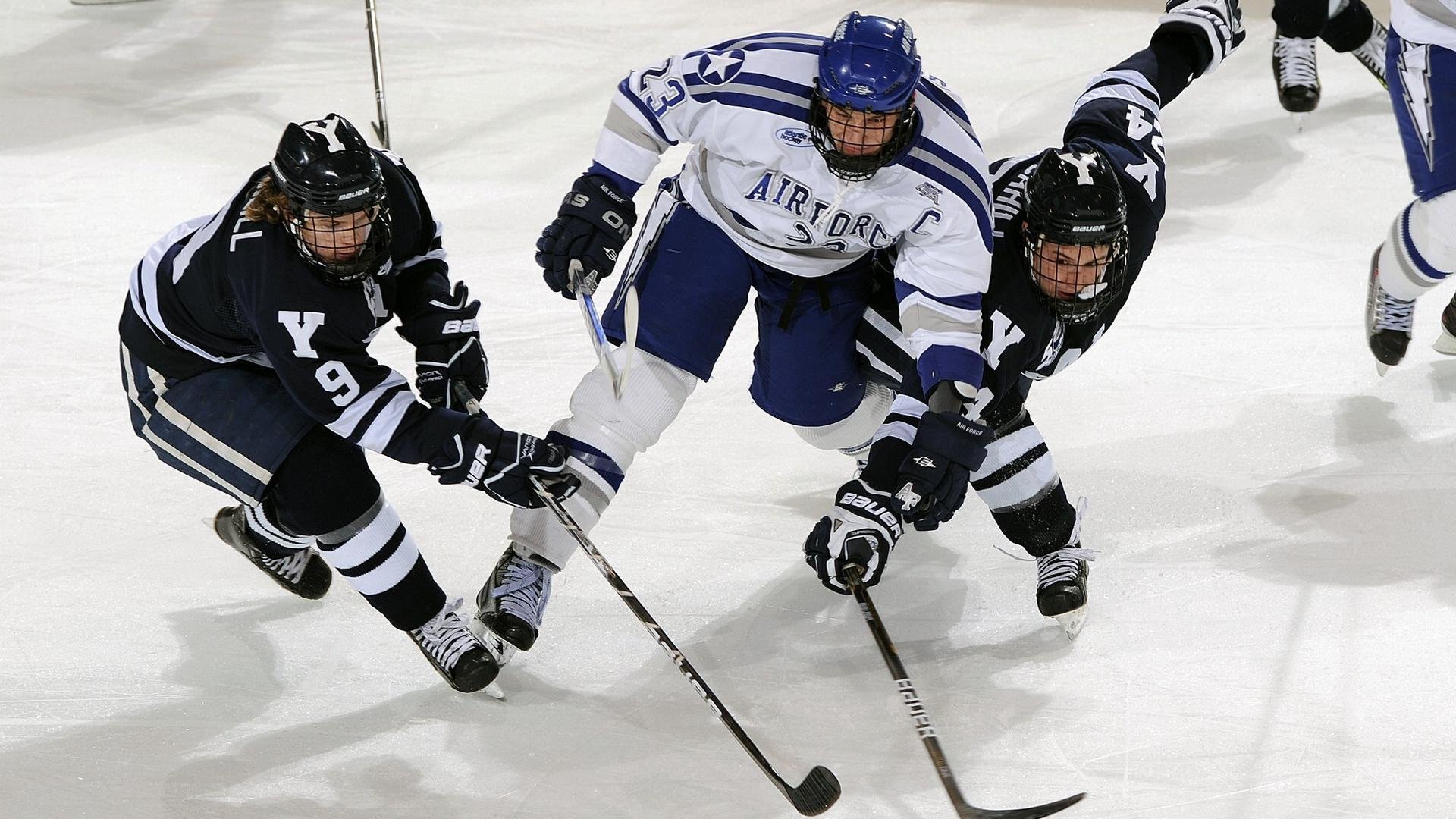 “高新体育中心健力赛：选手们挑战极限重量，赛场气氛紧张”